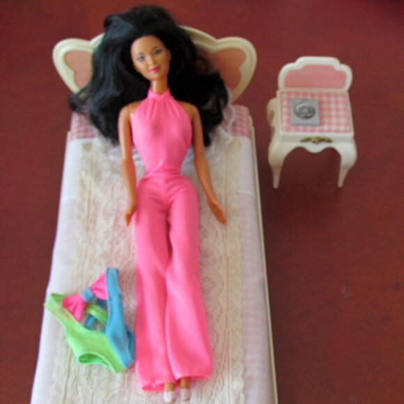 TAN BARBIE, LOVELY BLACK HAIR, CUTOUT SWIMSUIT, JUMPSUIT, BLOUSE 1980 BEACH DOLL - Picture 7 of 9